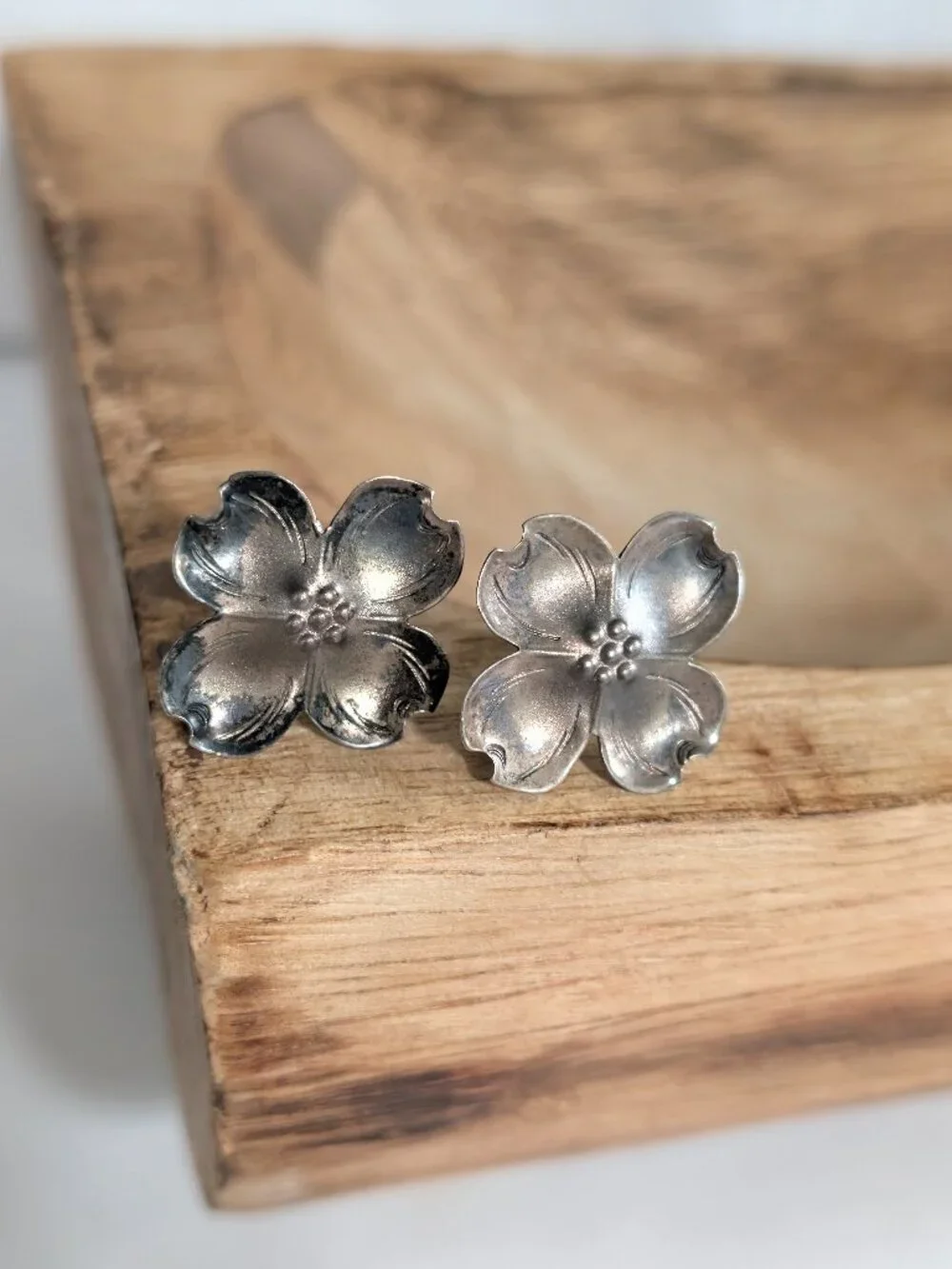 Vintage 925 Sterling Silver STUART NYE Dogwood Flower Screw Back Earrings